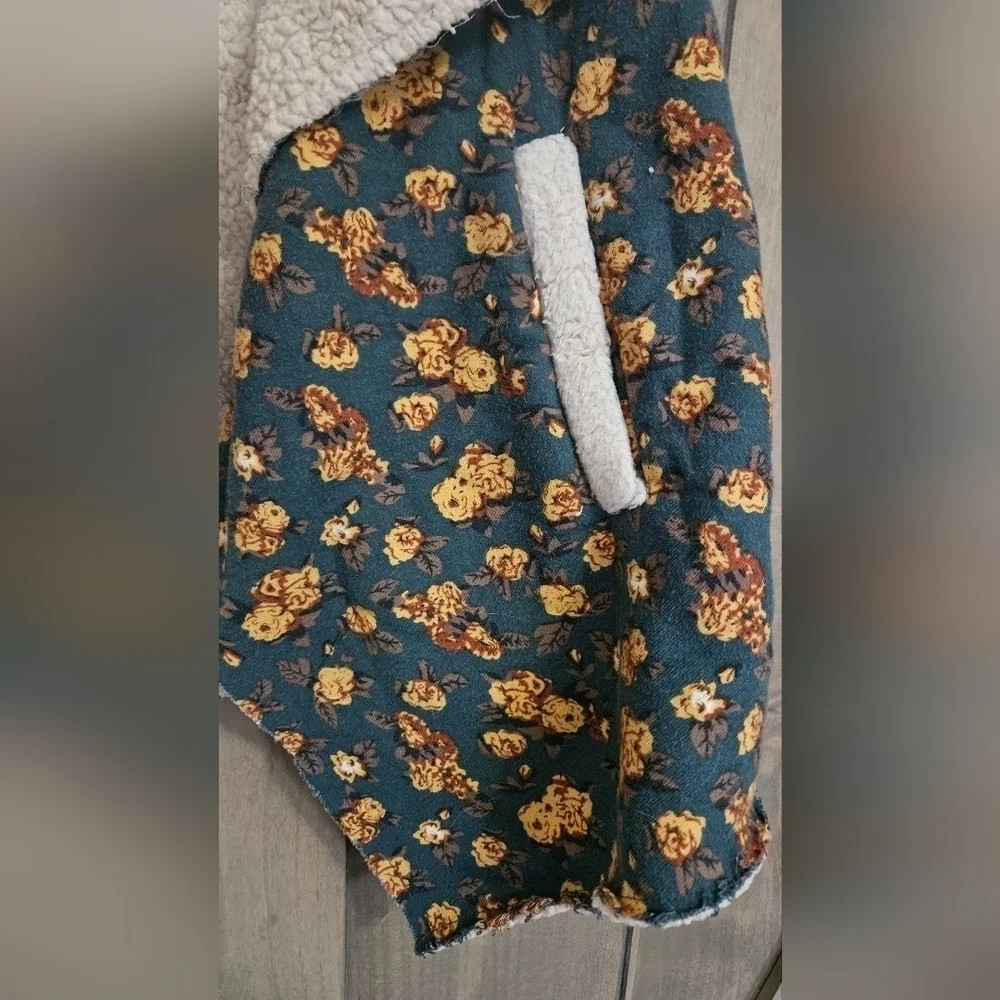 Title: Lori + Mari Floral Sherpa Fleece Waterfall Open Vest Size M